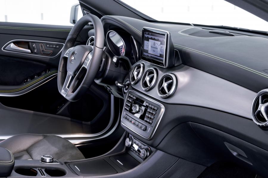 Интерьер Mercedes-Benz CLA250 AMG Sports Package Edition 1 (C117) 2013 года  (фото 24 из 72)